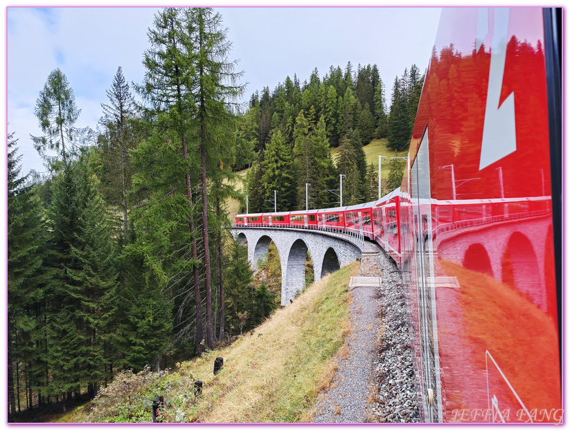 世界遺產鐵路線,伯爾尼納列車Bernina Express,伯爾尼納列車Bernina Express】前往『聖莫里茲St. Moritz』列入世界遺產的鐵路線；全球最美高架鐵路的「蘭德瓦薩橋Landwasser Viaduct,庫爾Chur,格勞賓登州Graubunden,歐洲Europe,歐洲旅遊,瑞士Switzerland,瑞士國鐵SBB,阿爾布拉線The Albula Line