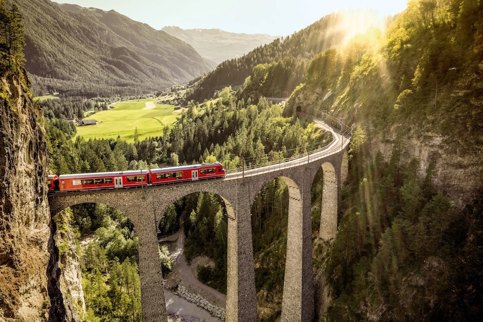 世界遺產鐵路線,伯爾尼納列車Bernina Express,伯爾尼納列車Bernina Express】前往『聖莫里茲St. Moritz』列入世界遺產的鐵路線；全球最美高架鐵路的「蘭德瓦薩橋Landwasser Viaduct,庫爾Chur,格勞賓登州Graubunden,歐洲Europe,歐洲旅遊,瑞士Switzerland,瑞士國鐵SBB,阿爾布拉線The Albula Line