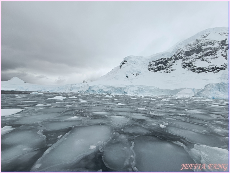 世界極地之旅,冰山,冰架,冰棚,冰脂,南極Antarctica,南極冰原,南極旅遊,南極登島,威爾米娜灣Wilhelmina Bay,微破冰,接岸冰,普拉塔海峽Plata Passage,龐洛PONANT郵輪星輝號LE LYRIAL