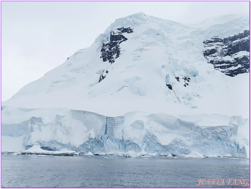 世界極地之旅,冰山,冰架,冰棚,冰脂,南極Antarctica,南極冰原,南極旅遊,南極登島,威爾米娜灣Wilhelmina Bay,微破冰,接岸冰,普拉塔海峽Plata Passage,龐洛PONANT郵輪星輝號LE LYRIAL