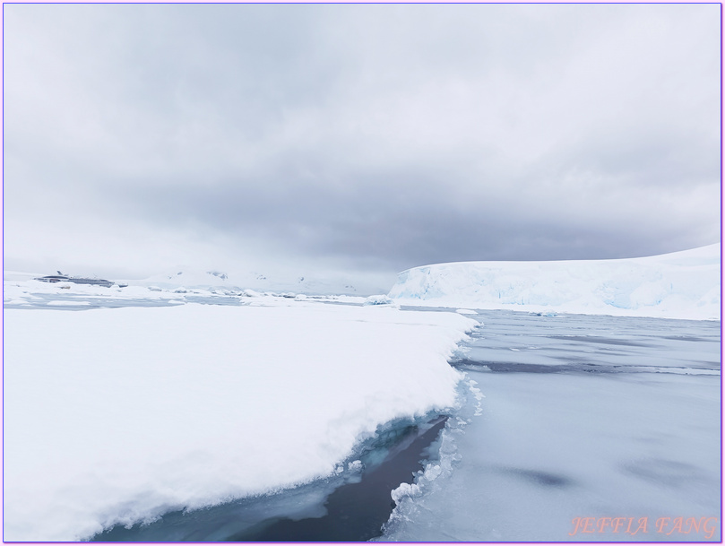 世界極地之旅,冰山,冰架,冰棚,冰脂,南極Antarctica,南極冰原,南極旅遊,南極登島,威爾米娜灣Wilhelmina Bay,微破冰,接岸冰,普拉塔海峽Plata Passage,龐洛PONANT郵輪星輝號LE LYRIAL