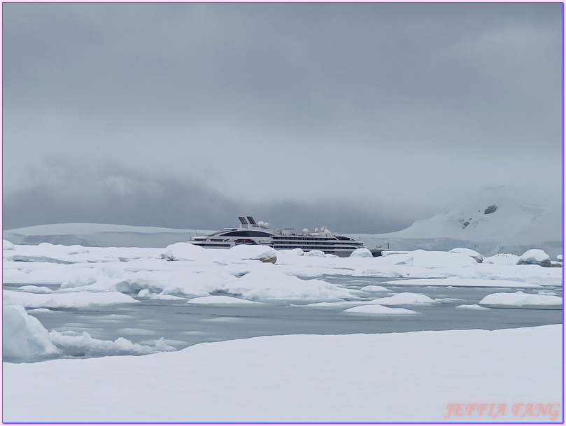 世界極地之旅,冰山,冰架,冰棚,冰脂,南極Antarctica,南極冰原,南極旅遊,南極登島,威爾米娜灣Wilhelmina Bay,微破冰,接岸冰,普拉塔海峽Plata Passage,龐洛PONANT郵輪星輝號LE LYRIAL