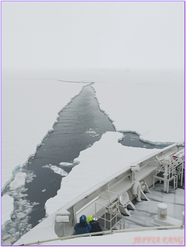 世界極地之旅,冰山,冰架,冰棚,冰脂,南極Antarctica,南極冰原,南極旅遊,南極登島,威爾米娜灣Wilhelmina Bay,微破冰,接岸冰,普拉塔海峽Plata Passage,龐洛PONANT郵輪星輝號LE LYRIAL