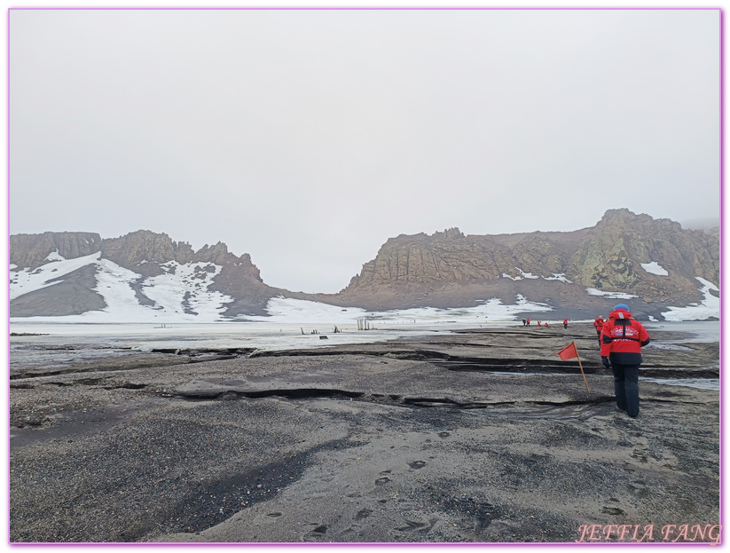 世界極地之旅,半月島Halfmoon Island,南極Antarctica,南設得蘭群島South Shetlands,帽帶企鵝,捕鯨者灣Whalers Bay,欺騙島Deception Island,海神風箱,羅納德山丘（Ronald Hill）,龐洛PONANT郵輪星輝號LE LYRIAL