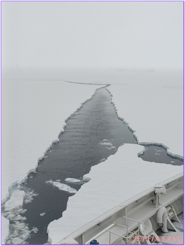 世界極地之旅,冰山,冰架,冰棚,冰脂,南極Antarctica,南極冰原,南極旅遊,南極登島,威爾米娜灣Wilhelmina Bay,微破冰,接岸冰,普拉塔海峽Plata Passage,龐洛PONANT郵輪星輝號LE LYRIAL