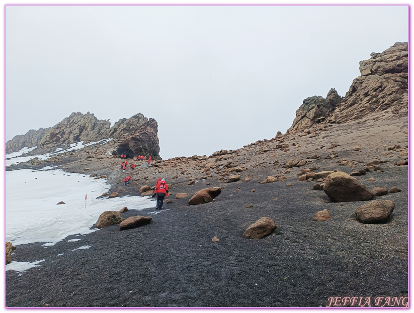 世界極地之旅,半月島Halfmoon Island,南極Antarctica,南設得蘭群島South Shetlands,帽帶企鵝,捕鯨者灣Whalers Bay,欺騙島Deception Island,海神風箱,羅納德山丘（Ronald Hill）,龐洛PONANT郵輪星輝號LE LYRIAL