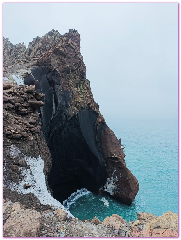 世界極地之旅,半月島Halfmoon Island,南極Antarctica,南設得蘭群島South Shetlands,帽帶企鵝,捕鯨者灣Whalers Bay,欺騙島Deception Island,海神風箱,羅納德山丘（Ronald Hill）,龐洛PONANT郵輪星輝號LE LYRIAL