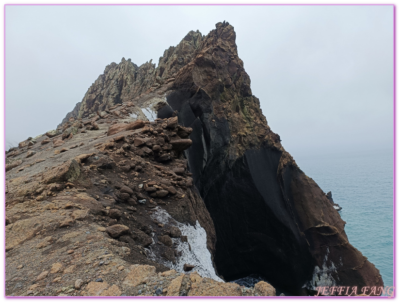 世界極地之旅,半月島Halfmoon Island,南極Antarctica,南設得蘭群島South Shetlands,帽帶企鵝,捕鯨者灣Whalers Bay,欺騙島Deception Island,海神風箱,羅納德山丘（Ronald Hill）,龐洛PONANT郵輪星輝號LE LYRIAL